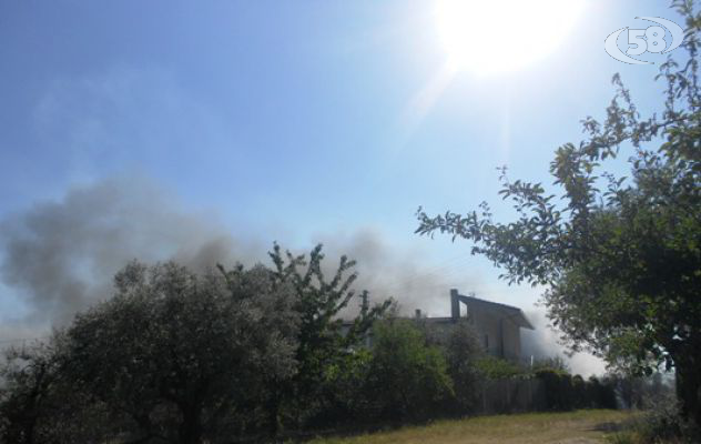 Ariano, paura in località Foresta: incendio nei pressi di un albergo