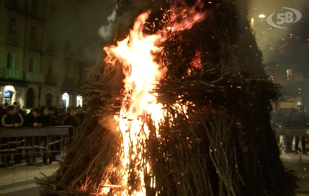 Fuochi nella notte di Atripalda: festa per San Sabino /VIDEO