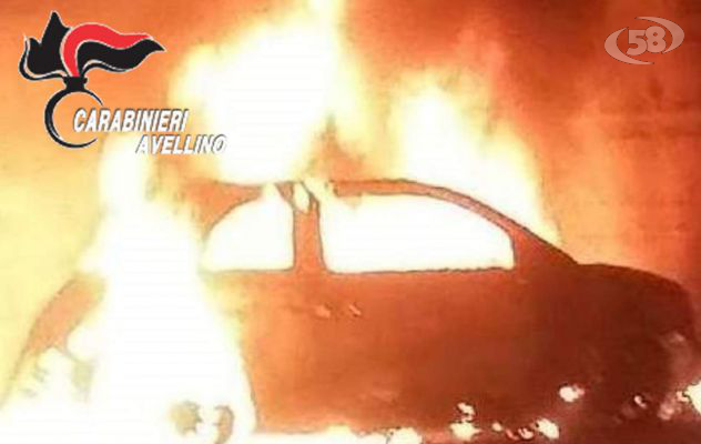 Auto a fuoco nella notte: indagini in corso