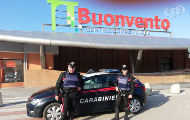 Tentano furto in gioielleria ma sono costretti alla fuga