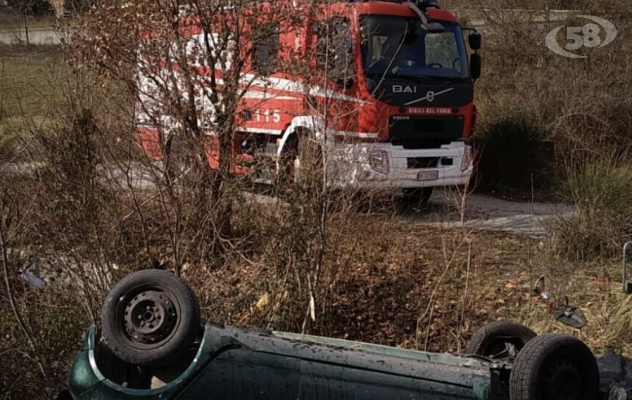 Sbanda e si ribalta sull'Ofantina: muore 21enne