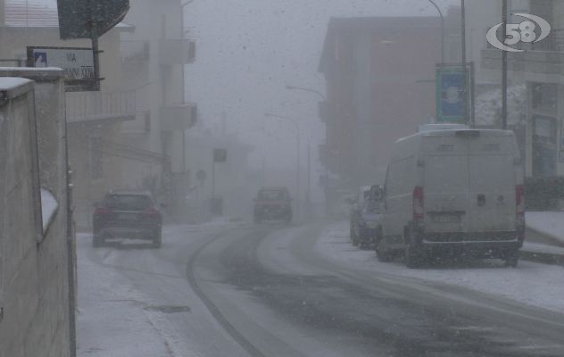 La neve all'improvviso. Ariano imbiancata, aspettando la primavera