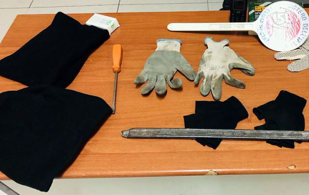 Fermati con arnesi atti allo scatto, presi tre napoletani