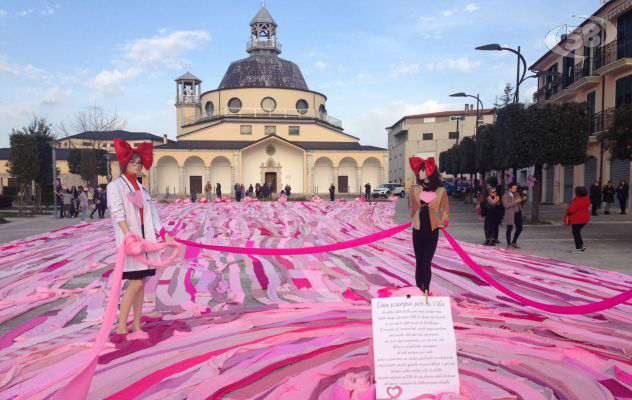 16km di sciarpa rosa: a Lioni si festeggia il record mondiale