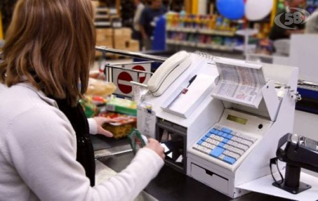 Baiano, mancano soldi dalla cassa del supermercato: cassiera denunciata