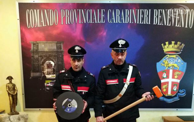 Tentano furto in gioielleria, inseguiti e arrestati