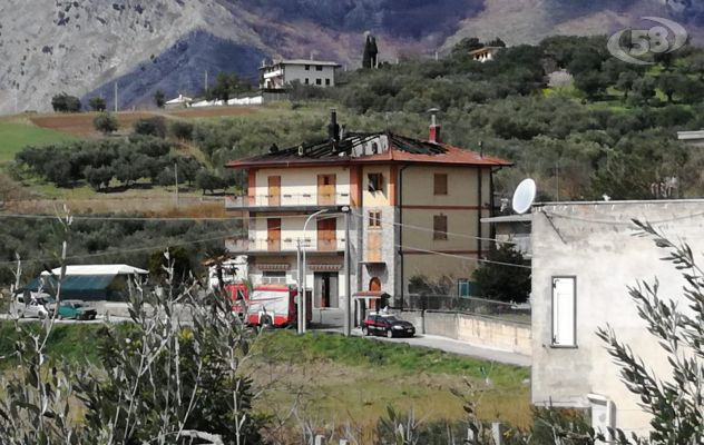 Abitazione in fiamme, paura in centro: a fuoco il sottotetto