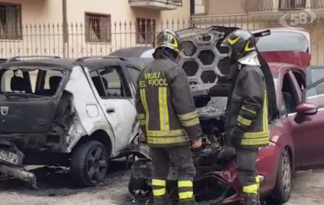 Due auto a fuoco in pieno centro: pista dolosa