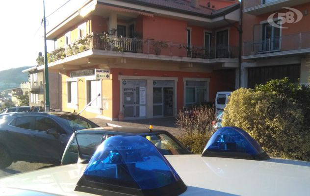 Rapina BCC, prova a resistere ma viene ferito. Dipendente in ospedale