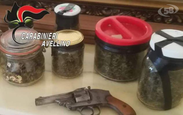 Ai domiciliari con revolver e marijuana: in manette