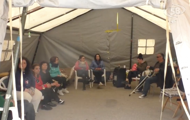 Sanità, sciopero della fame ad oltranza. Donna colta da malore/LE INTERVISTE