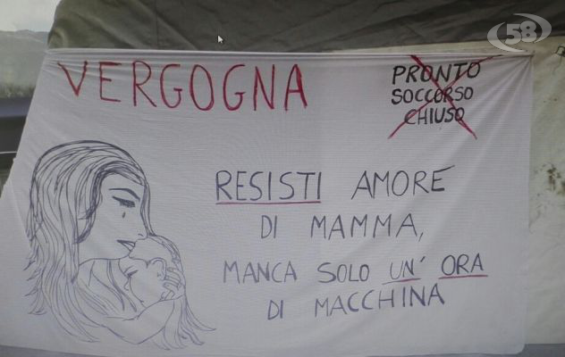 Sanità, le donne non demordono e danno forfait al Consiglio. “Resteremo qui incatenate”