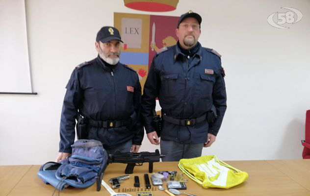 Occultava armi in uno scantinato, 35enne nei guai