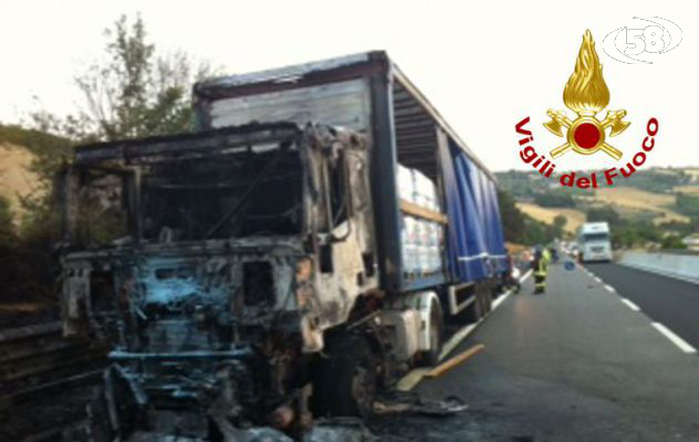 Flumeri, autotreno in fiamme. I Vigili del fuoco salvano il carico