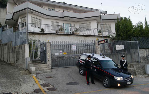 Massacra di botte la moglie con schiaffi e pugni al volto, bloccato e arrestato