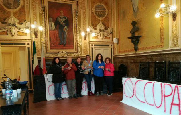 Ospedale, le donne incatenate occupano il Comune e ricominciano lo sciopero della fame