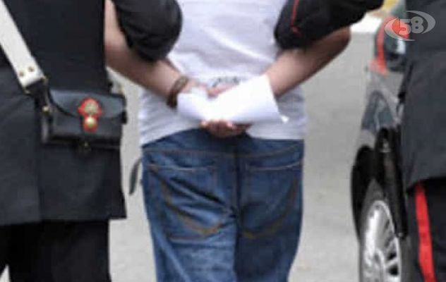 Massacra di botte con calci e pugni la convivente davanti al figlio minore: arrestato