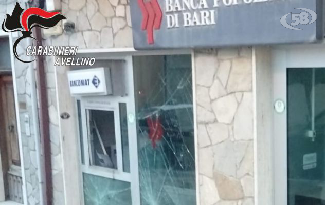 Fanno esplodere il bancomat e lo saccheggiano: colpo ad Andretta
