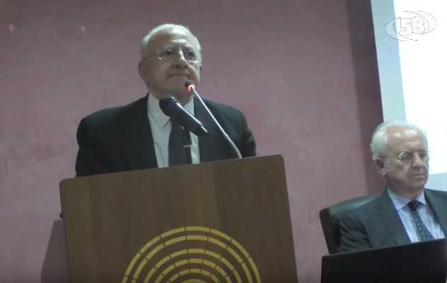 De Luca in città all'attacco del ministro Grillo. "Con me conti in ordine ed efficienza"/VIDEO