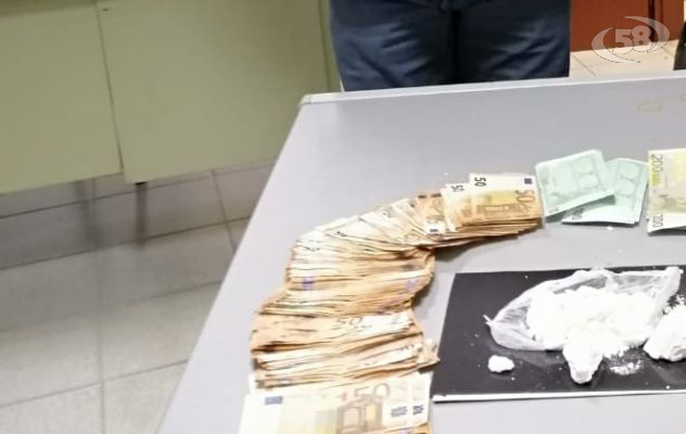 Spaccia droga con il suo cane, arrestato 42enne