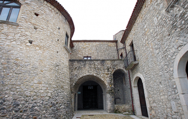 Studenti ciceroni, coreografie medievali, visite guidate al patrimonio nella giornata rotariana a Grottaminarda