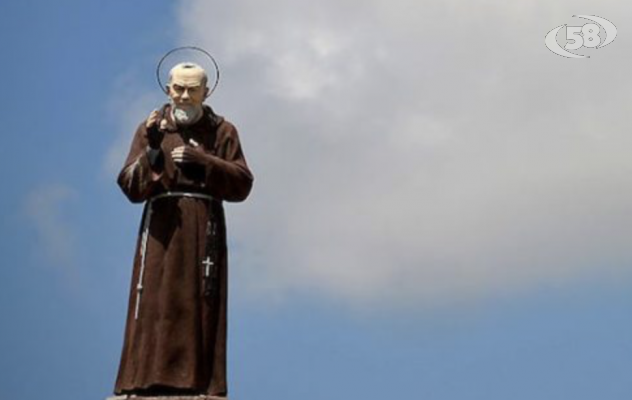 Minaccia di darsi fuoco davanti alla statua di Padre Pio