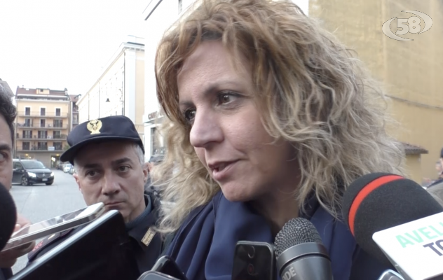 Sanità, Lezzi a De Luca: ''Basta pagliacciate''. Tappa all'ex Irisbus