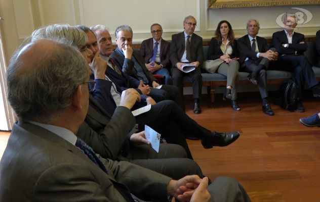 Cinque mesi per i lavori di restauro delle facciate del Teatro San Carlo 