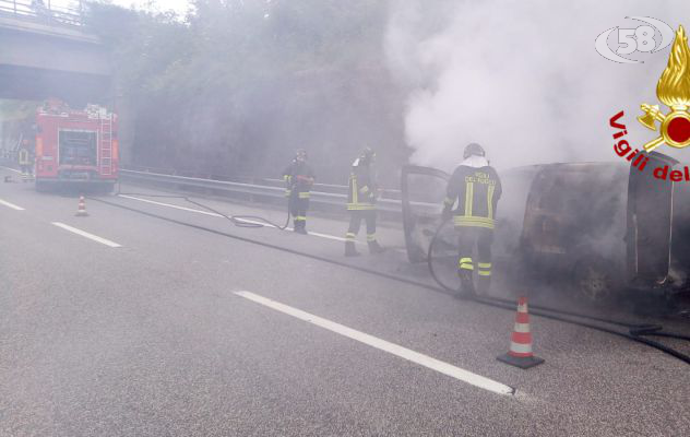 Furgone a fuoco sull'A16: conducente illeso