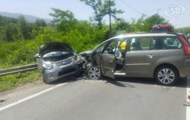 Violento impatto. Scontro tra auto: a bordo anche due bambini. Grave un irpino
