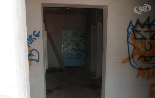 Ariano Irpino, parcheggio ''Calvario'': ecco lo stato dei bagni pubblici/Foto