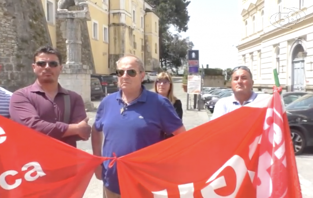 Senza stipendio e senza futuro, protesta sotto la Provincia/LE INTERVISTE