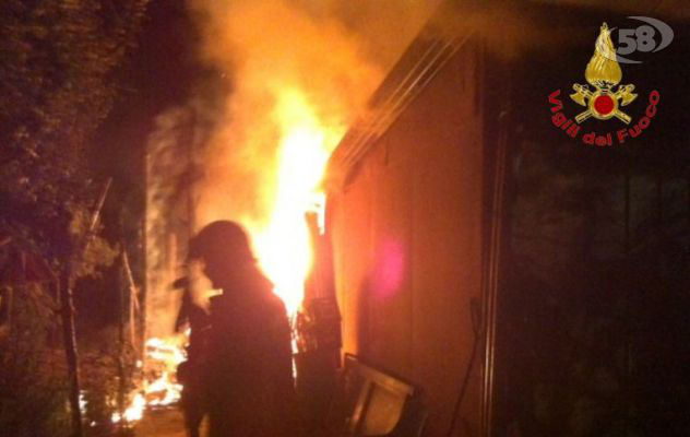 San Michele di Serino, prefabbricato in fiamme. Pompieri a lavoro per 4 ore