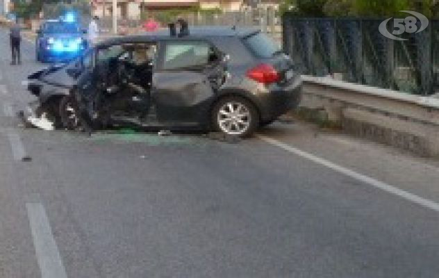 Violento impatto: auto si ribalta e finisce in una cunetta, due feriti in gravi condizioni