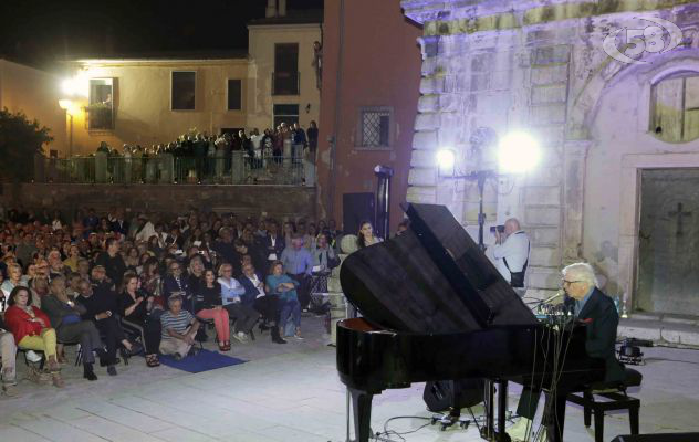 Peppino di Capri chiude “Irpinia Madre Contemporanea”.  Straordinaria partecipazione di pubblico a Guardia dei Lombardi