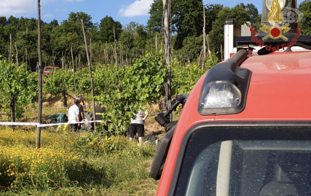 Trattore si ribalta, 44enne muore schiacciato