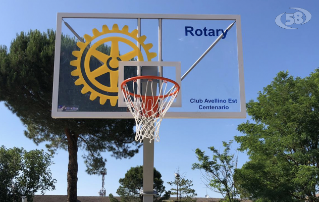 Grotta, il Rotary dona due canestri da basket