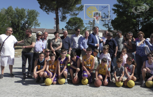 Due canestri da basket donati dal Rotary al comune di Grotta /VIDEO