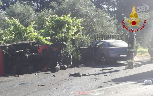 Vecchia Ofantina, impatto trattore-autovettura: 2 morti /VIDEO