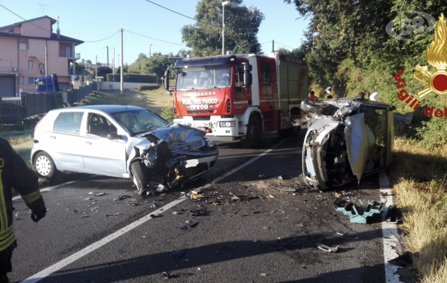 Grotta, violento impatto tra due auto: tre in ospedale