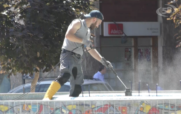 Operai a lavoro per ripulire Piazza Libertà