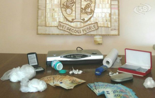 Deteneva 180 grammi di cocaina, arrestato pusher 57enne