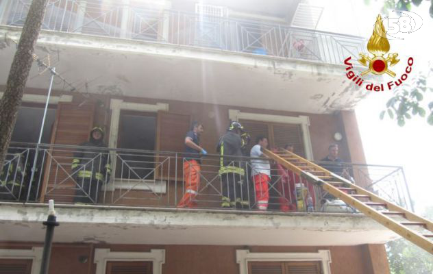 Fiamme in un garage: evacuata palazzina con sette famiglie