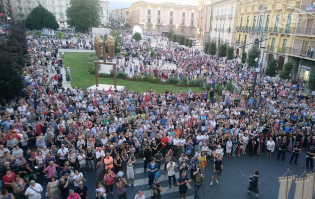 ''Alzata del Pannetto'', la prima di Festa tra gli applausi della piazza
