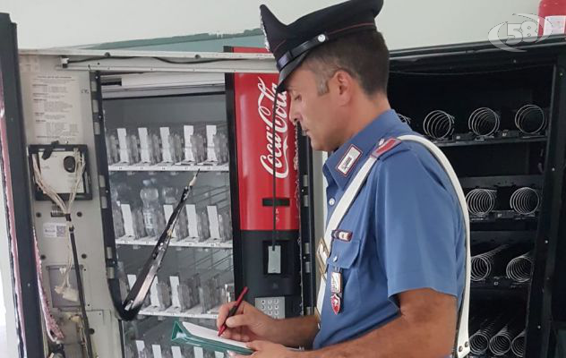 Ladro di merende nei distributori scolastici, arrestato 27enne