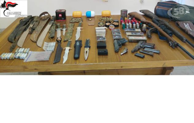 Arsenale nella stalla con pistole, fucili, coltelli e razzi: arrestato agricoltore