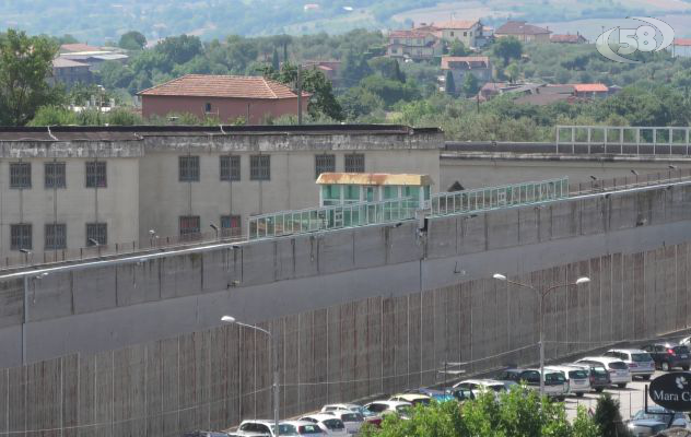 Ariano, rivolta nel carcere: detenuti tentato di sfondare il cancello