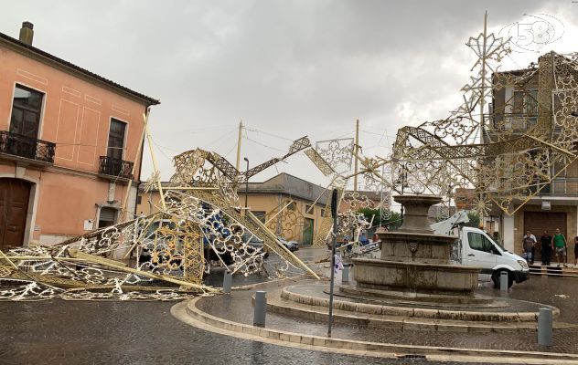 Nubifragio a Grotta, cade una luminaria in piazza