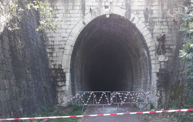 Pericolo caduta pietre, chiusa la galleria sulla pista ciclabile