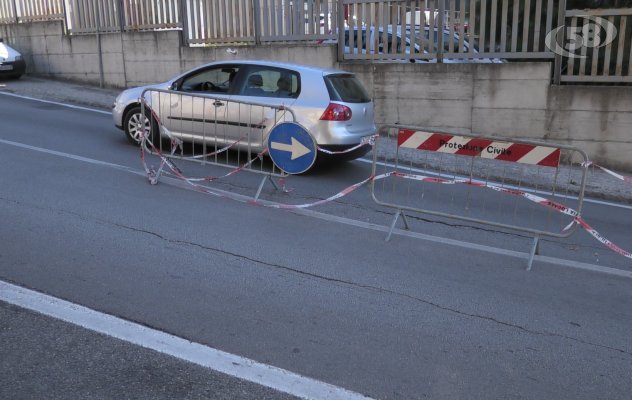 Ariano, l'asfalto cede ancora. Comune corre ai ripari